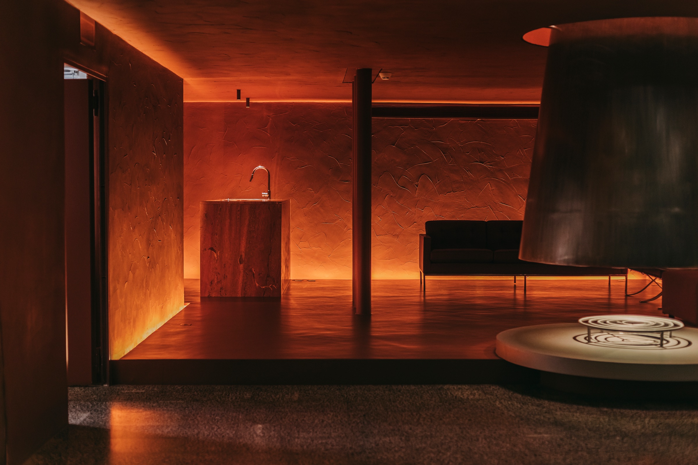 Ambiente interior da Bica do Sapato, luz quente
